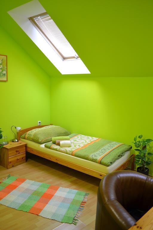 Byron Hotel Zlate Moravce Bilik gambar