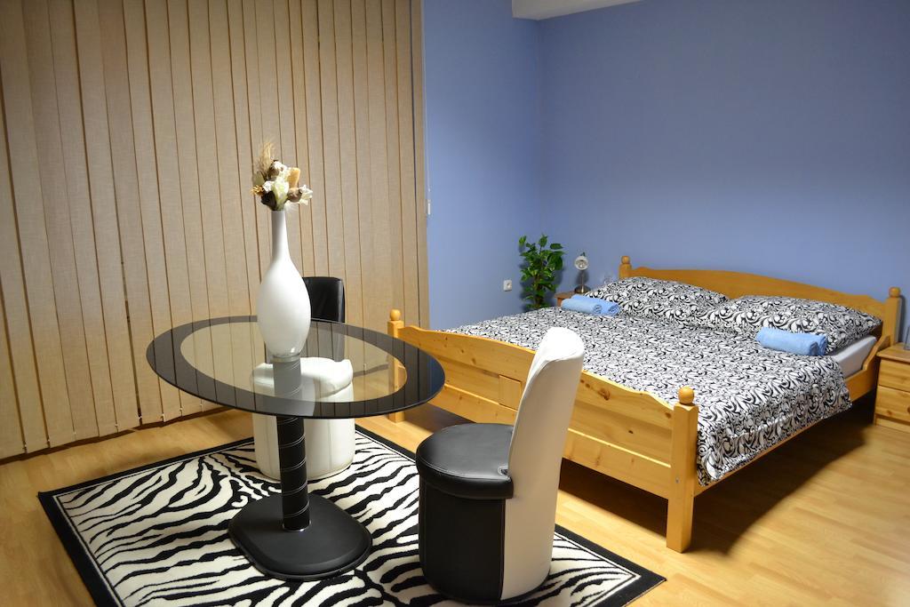 Byron Hotel Zlate Moravce Bilik gambar